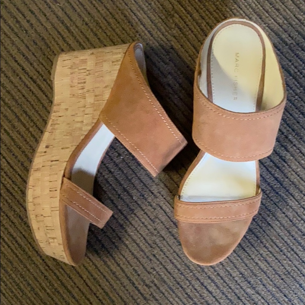 🎄Marc Fisher suede & cork wedges